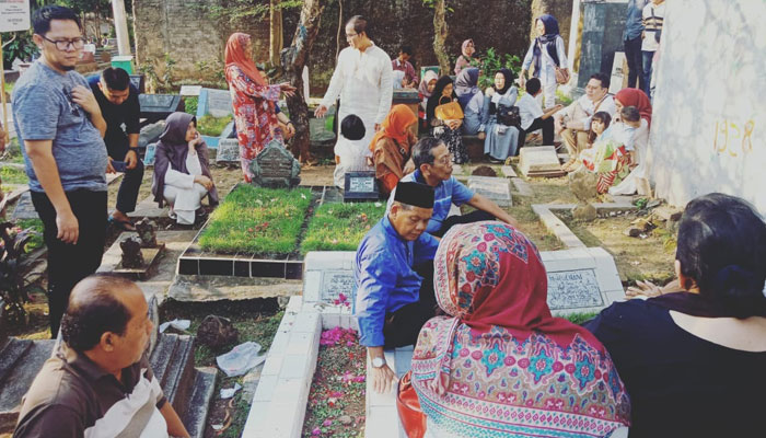 Ziarah Kubur Usai Salat Ied Ramai Dilakukan Warga Serang