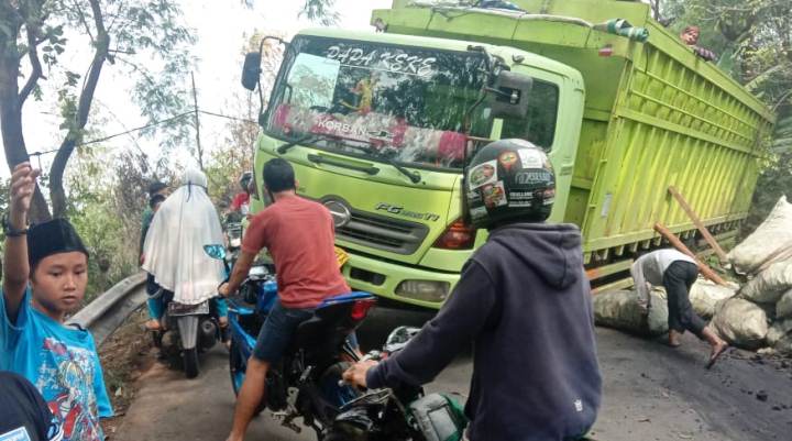 Hindari Tabrakan, Truk Muatan Arang Terperosok di Balaraja