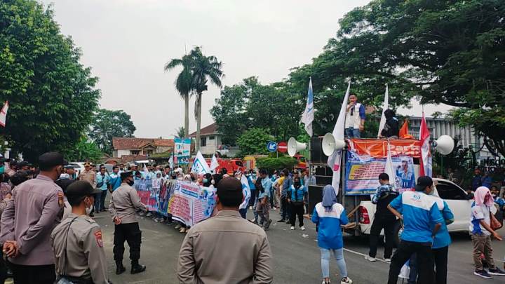 Demo Buruh di Gedung DPRD Lebak, Tolak Harga BBM Naik-Omnibus Law