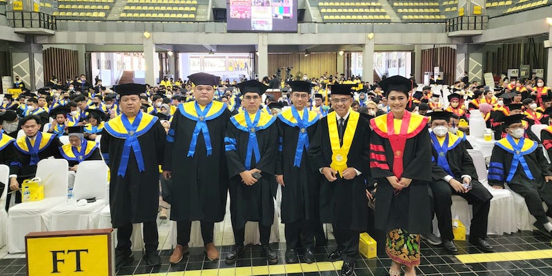 Ketua MWA UI Saleh Husin Berbaur Bersama Ribuan Wisudawan UI