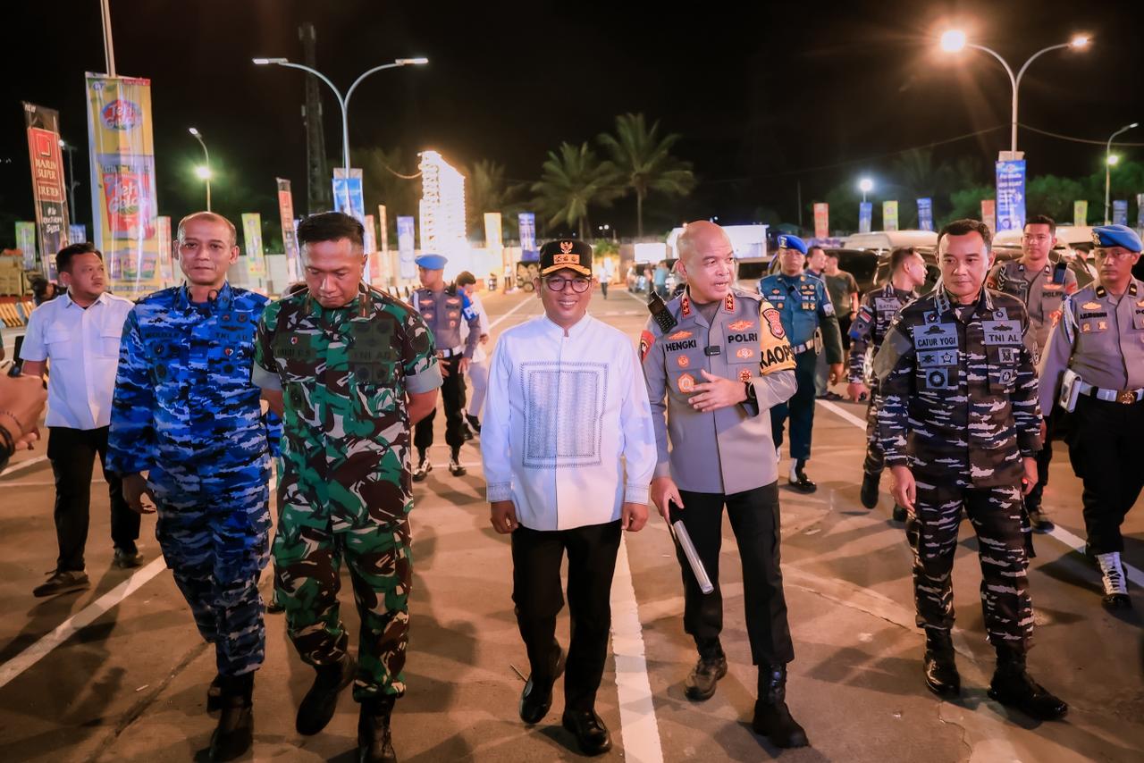 Gubernur Banten Andra Soni bersama Kapolda Banten Irjen Hengki meninjau kondisi arus mudik di Pelabuhan Merak