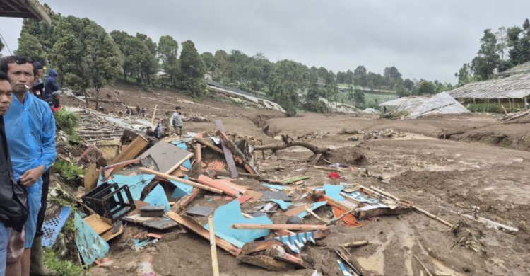 Gunung Burangrang Bandung Barat Longsor, Tim SAR Cari 82 Warga Tertimbun