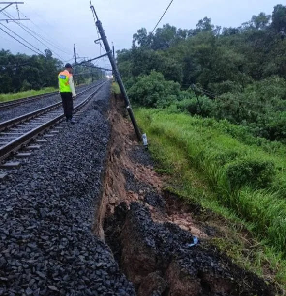 Ada Longsor, Perjalanan KRL Rangkasbitung – Tanah Abang Terganggu